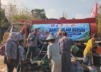 Kwarran Cepu Salurkan Bantuan Air Bersih kepada Masyarakat