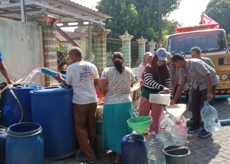 Foto dalam berita Kwarran Cepu Salurkan Bantuan Air Bersih kepada Masyarakat