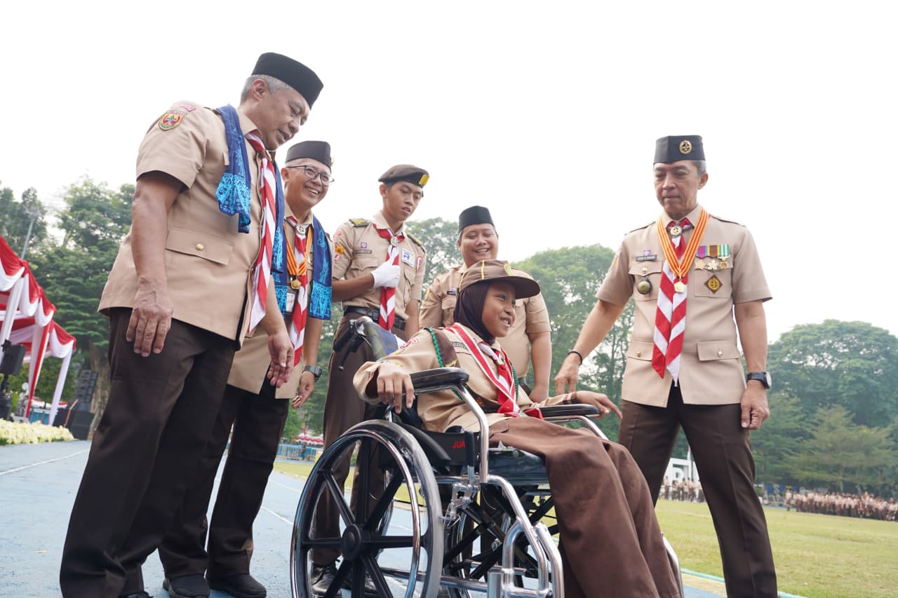 Momen Haru Hari Pramuka, Anindita Terima Bantuan Kursi Roda