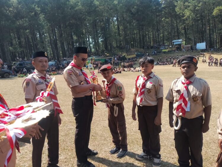 Regu MI Al Huda Watukumpul Raih Tergiat Umum I Putra dan Putri LT II