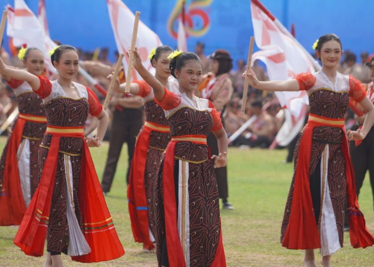 Foto dalam berita Usai Upacara, Aksi Kolosal Pramuka Banyumas Bikin GOR Satria Bergemuruh