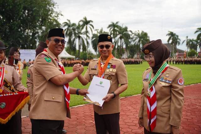 Wali Kota Pontianak Edi Rusdi Kamtono Terima Lencana Melati Gerakan Pramuka